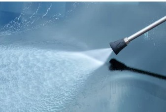 pressure washig nozzle with a spray of water 